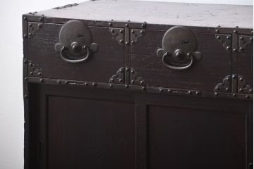 アンティーク家具　古民具・骨董　金具が立派な味わい深い帳場箪笥