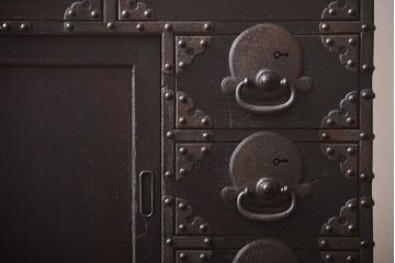 アンティーク家具　古民具・骨董　金具が立派な味わい深い帳場箪笥
