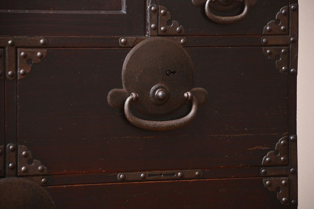 アンティーク家具　古民具・骨董　金具が立派な味わい深い帳場箪笥