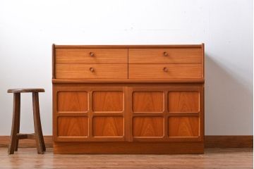 ヴィンテージ家具　北欧ビンテージ　チーク材のお洒落なサイドボード