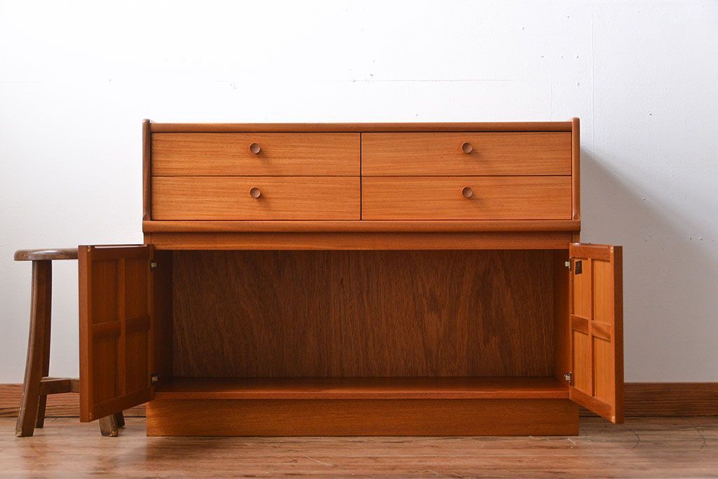 ヴィンテージ家具　北欧ビンテージ　チーク材のお洒落なサイドボード