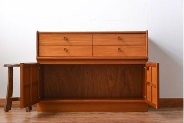 ヴィンテージ家具　北欧ビンテージ　チーク材のお洒落なサイドボード