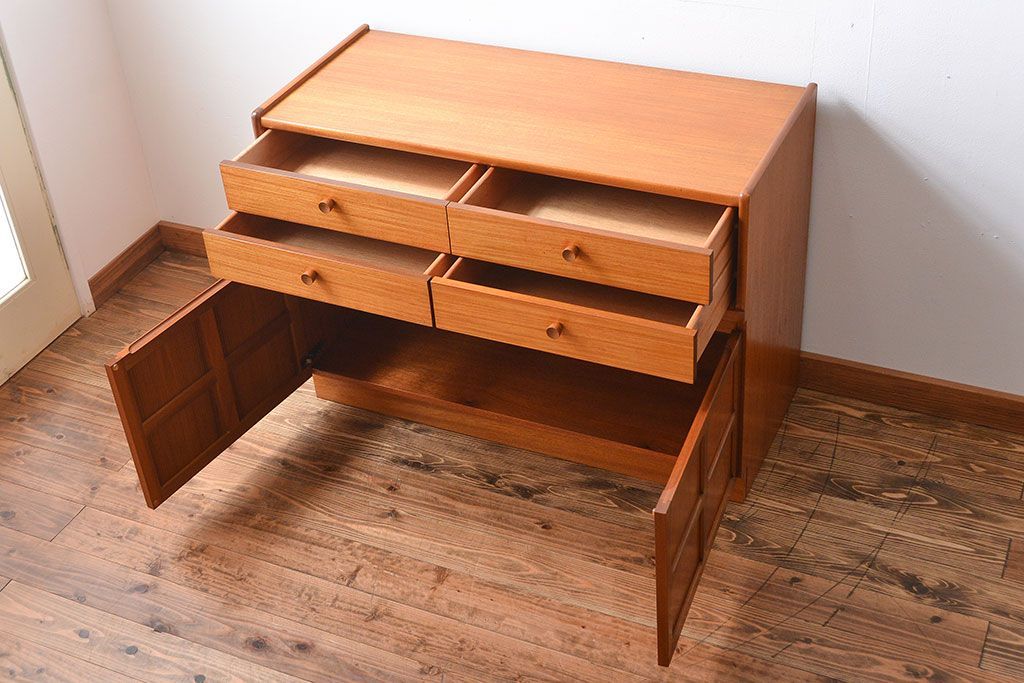 ヴィンテージ家具　北欧ビンテージ　チーク材のお洒落なサイドボード