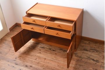 ヴィンテージ家具　北欧ビンテージ　チーク材のお洒落なサイドボード