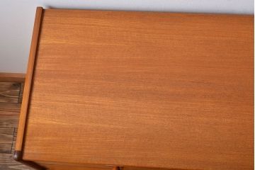 ヴィンテージ家具　北欧ビンテージ　チーク材のお洒落なサイドボード