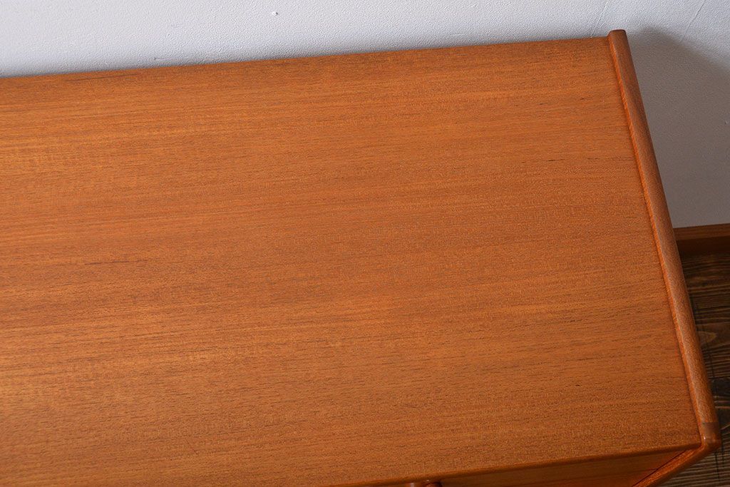 ヴィンテージ家具　北欧ビンテージ　チーク材のお洒落なサイドボード