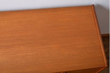 ヴィンテージ家具　北欧ビンテージ　チーク材のお洒落なサイドボード