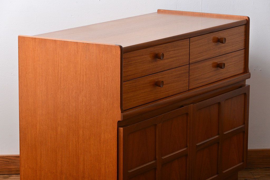 ヴィンテージ家具　北欧ビンテージ　チーク材のお洒落なサイドボード