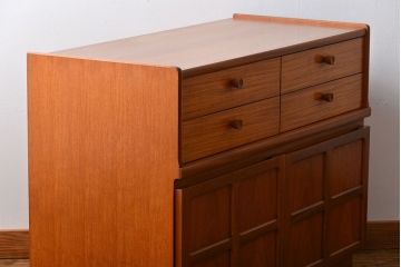 ヴィンテージ家具　北欧ビンテージ　チーク材のお洒落なサイドボード