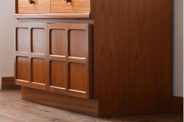 ヴィンテージ家具　北欧ビンテージ　チーク材のお洒落なサイドボード