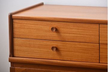 ヴィンテージ家具　北欧ビンテージ　チーク材のお洒落なサイドボード