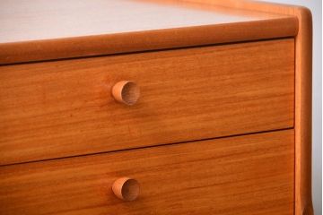 ヴィンテージ家具　北欧ビンテージ　チーク材のお洒落なサイドボード