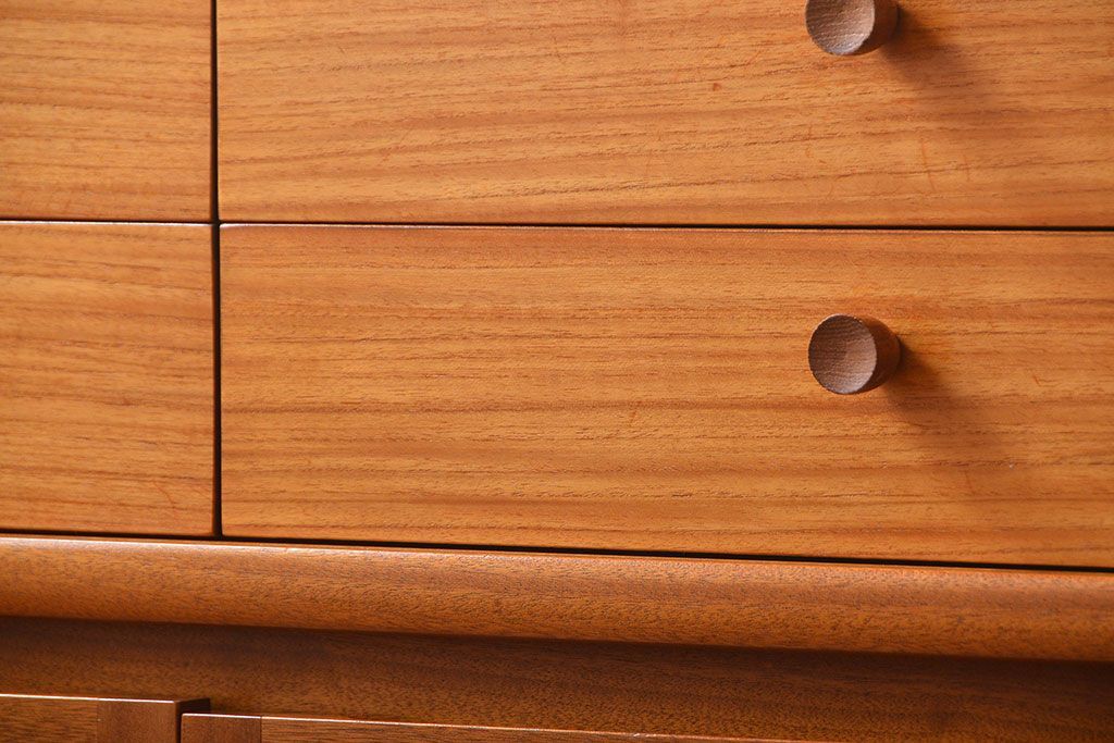 ヴィンテージ家具　北欧ビンテージ　チーク材のお洒落なサイドボード