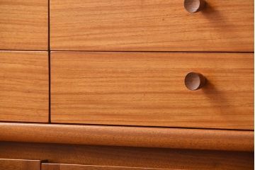 ヴィンテージ家具　北欧ビンテージ　チーク材のお洒落なサイドボード