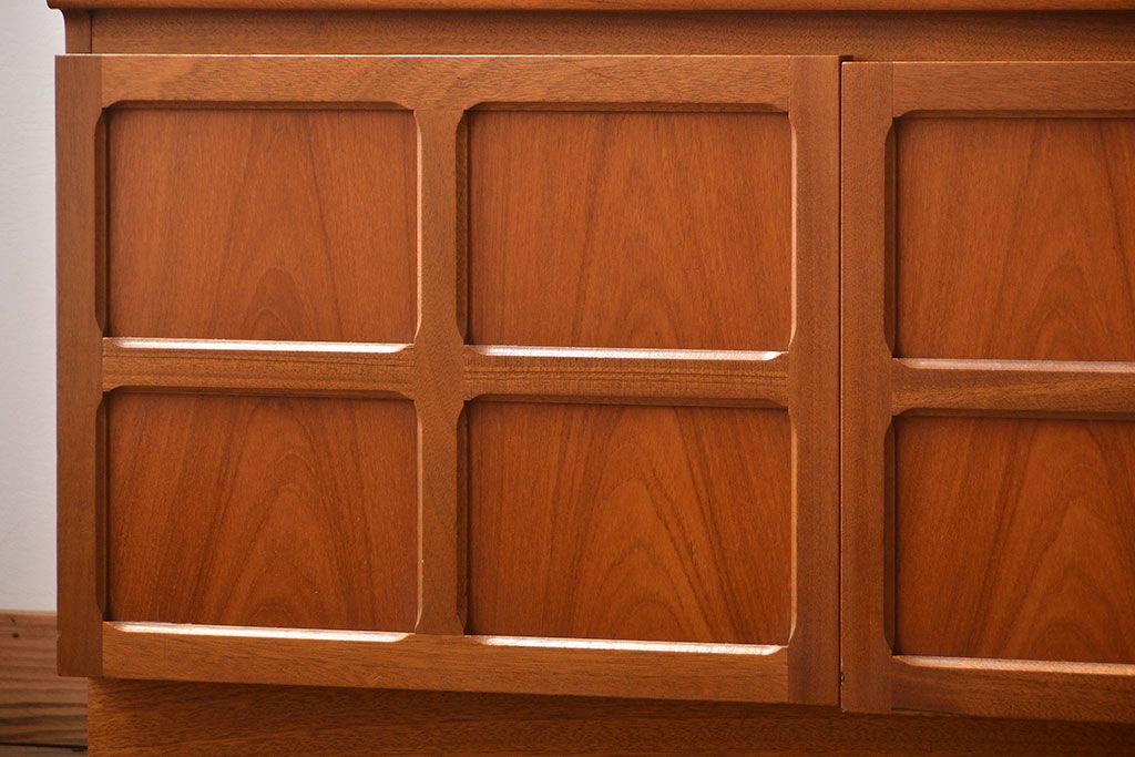 ヴィンテージ家具　北欧ビンテージ　チーク材のお洒落なサイドボード