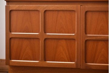 ヴィンテージ家具　北欧ビンテージ　チーク材のお洒落なサイドボード