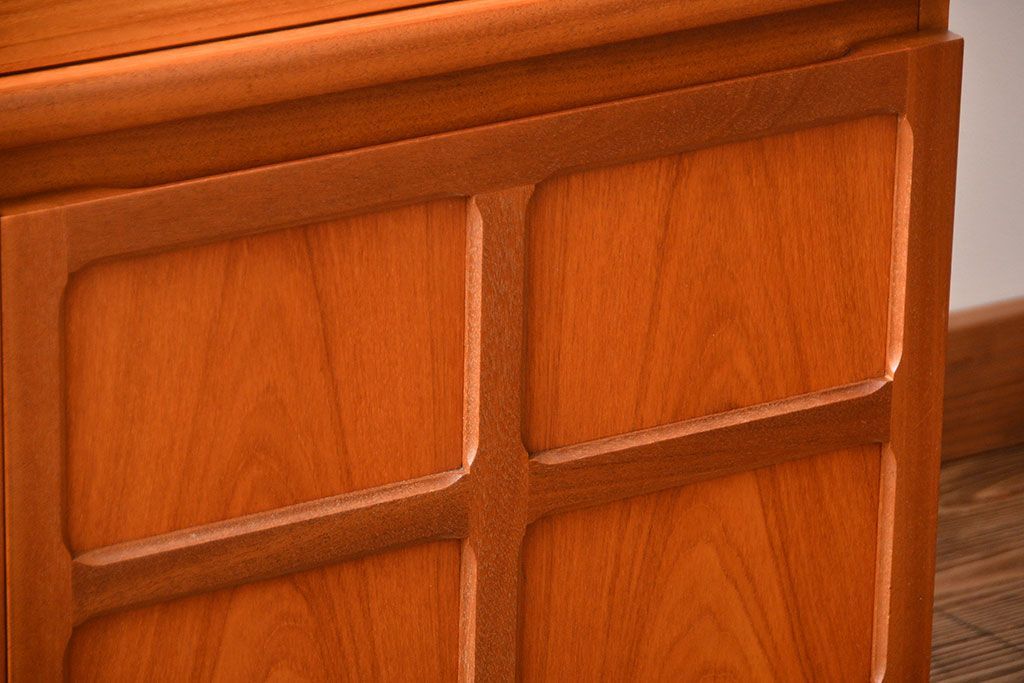 ヴィンテージ家具　北欧ビンテージ　チーク材のお洒落なサイドボード