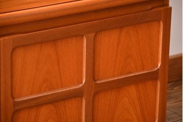 ヴィンテージ家具　北欧ビンテージ　チーク材のお洒落なサイドボード