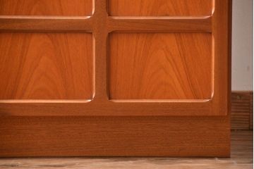 ヴィンテージ家具　北欧ビンテージ　チーク材のお洒落なサイドボード