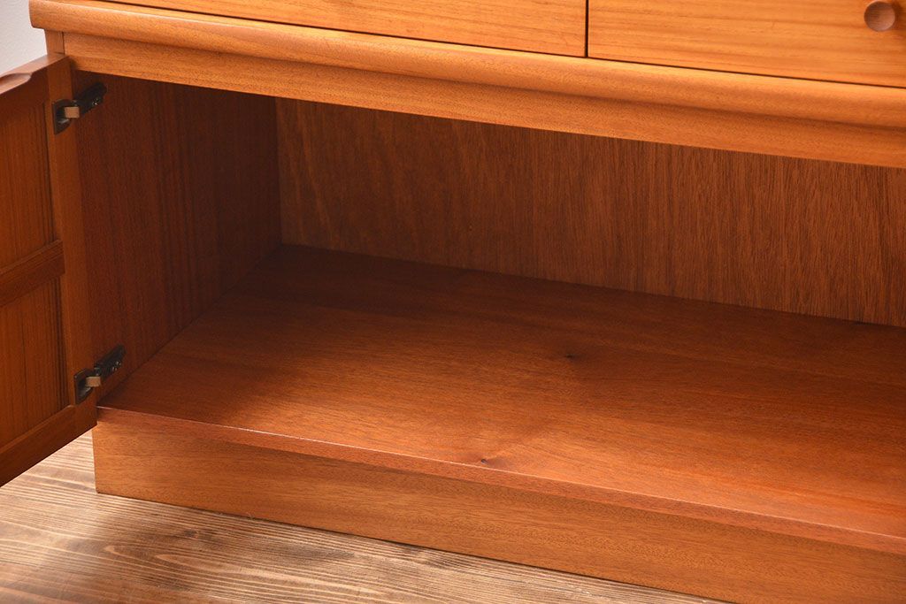 ヴィンテージ家具　北欧ビンテージ　チーク材のお洒落なサイドボード