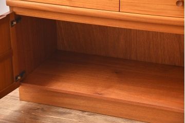 ヴィンテージ家具　北欧ビンテージ　チーク材のお洒落なサイドボード