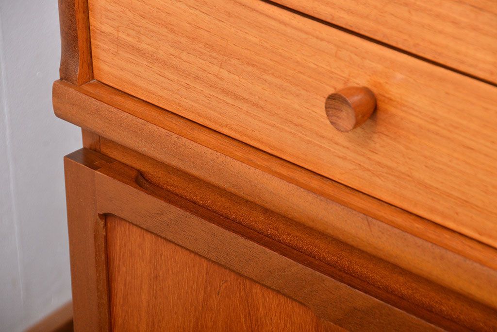 ヴィンテージ家具　北欧ビンテージ　チーク材のお洒落なサイドボード