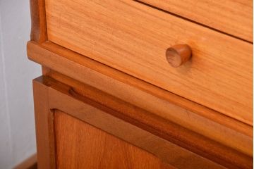 ヴィンテージ家具　北欧ビンテージ　チーク材のお洒落なサイドボード