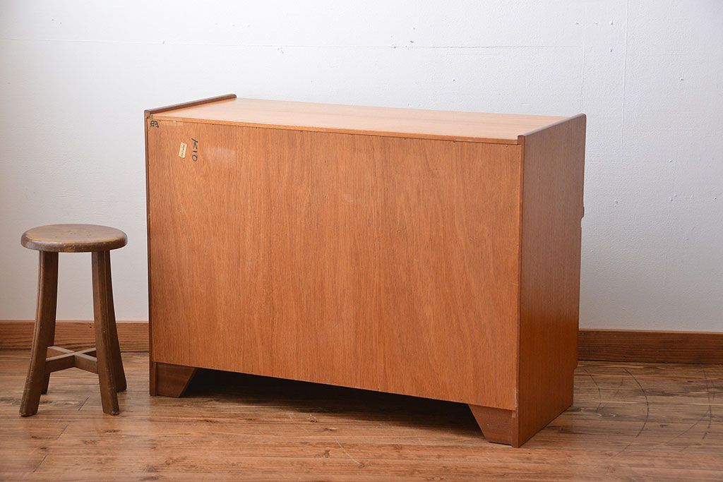 ヴィンテージ家具　北欧ビンテージ　チーク材のお洒落なサイドボード