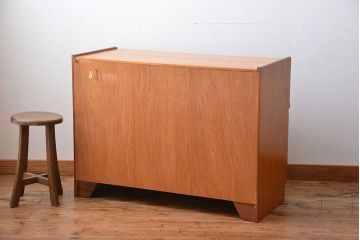ヴィンテージ家具　北欧ビンテージ　チーク材のお洒落なサイドボード