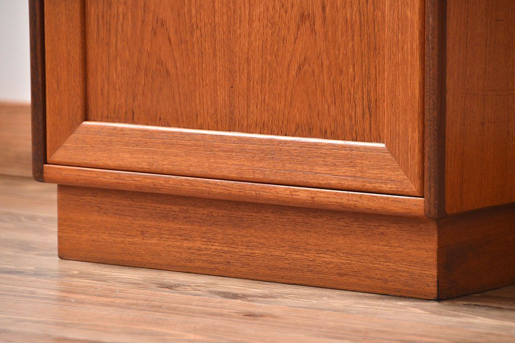 ヴィンテージ家具　北欧ビンテージ　G-PLAN　チーク材のキャビネット