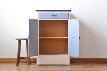 ヴィンテージ家具　イギリスビンテージ　レトロでかわいいキャビネット