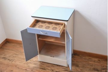 ヴィンテージ家具　イギリスビンテージ　レトロでかわいいキャビネット