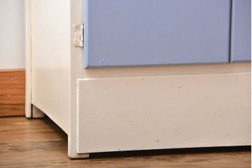 ヴィンテージ家具　イギリスビンテージ　レトロでかわいいキャビネット