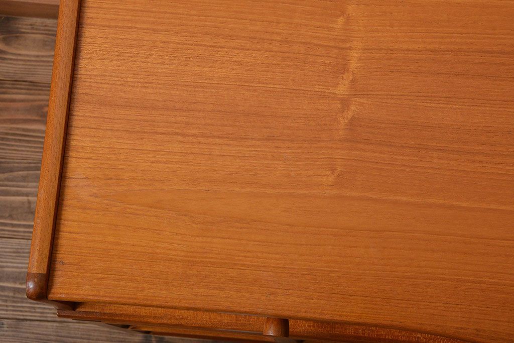 ヴィンテージ家具　北欧ビンテージ　ホワイトボード付きお洒落なデスク