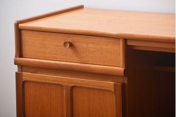 ヴィンテージ家具　北欧ビンテージ　ホワイトボード付きお洒落なデスク