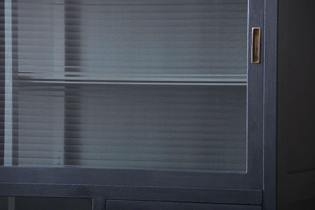 レトロ家具　アンティーク　レトロなペイントカップボード