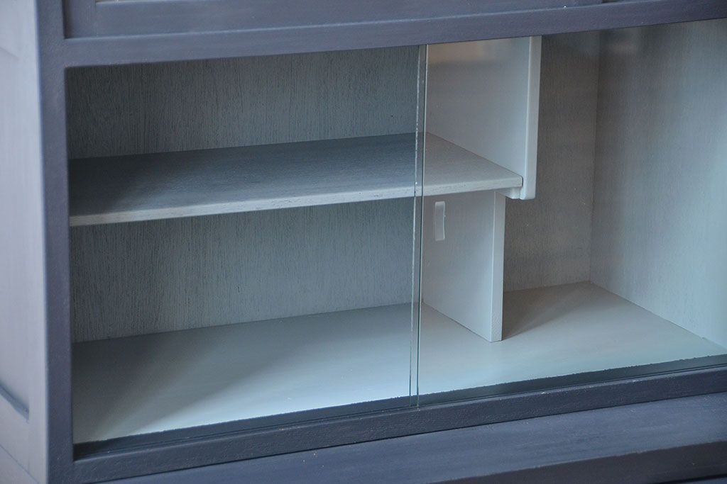 レトロ家具　アンティーク　レトロなペイントカップボード