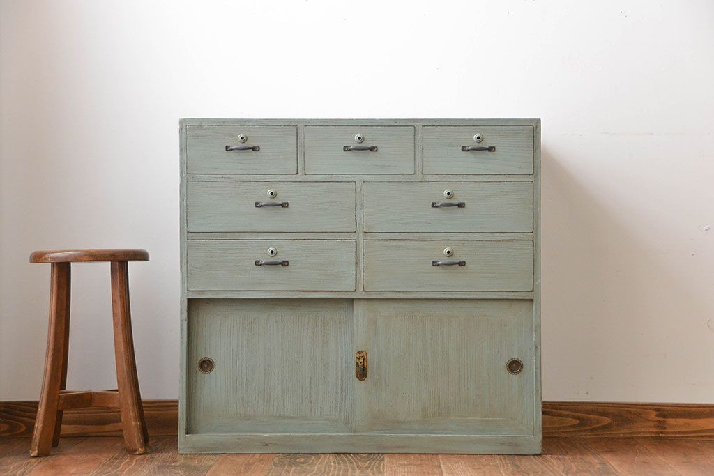 アンティーク家具　アンティークペイント　かわいい引き戸収納棚付きチェスト