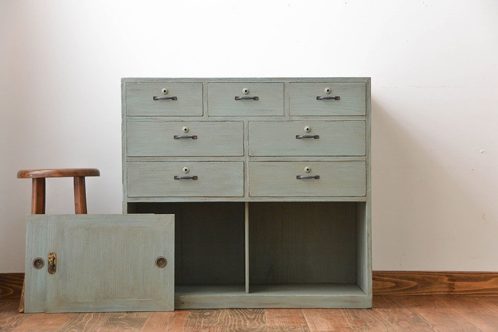 アンティーク家具　アンティークペイント　かわいい引き戸収納棚付きチェスト