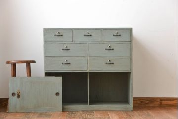 アンティーク家具　アンティークペイント　かわいい引き戸収納棚付きチェスト