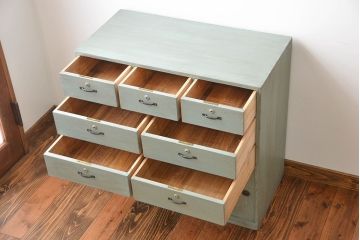 アンティーク家具　アンティークペイント　かわいい引き戸収納棚付きチェスト