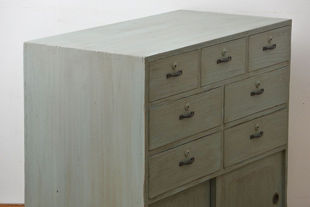 アンティーク家具　アンティークペイント　かわいい引き戸収納棚付きチェスト