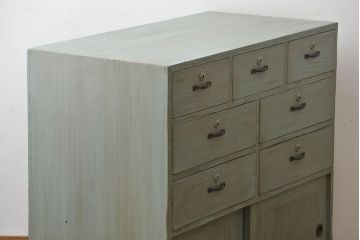 アンティーク家具　アンティークペイント　かわいい引き戸収納棚付きチェスト