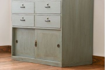 アンティーク家具　アンティークペイント　かわいい引き戸収納棚付きチェスト