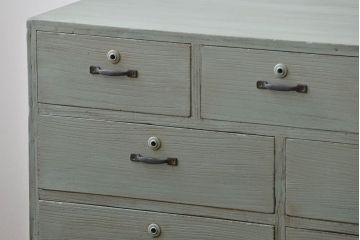 アンティーク家具　アンティークペイント　かわいい引き戸収納棚付きチェスト