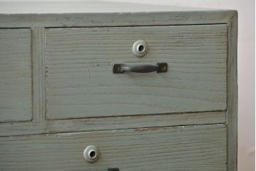 アンティーク家具　アンティークペイント　かわいい引き戸収納棚付きチェスト