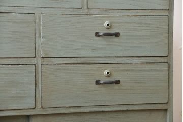 アンティーク家具　アンティークペイント　かわいい引き戸収納棚付きチェスト