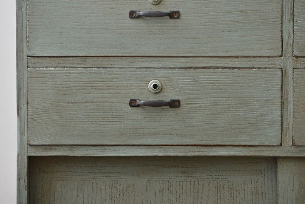 アンティーク家具　アンティークペイント　かわいい引き戸収納棚付きチェスト