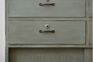 アンティーク家具　アンティークペイント　かわいい引き戸収納棚付きチェスト