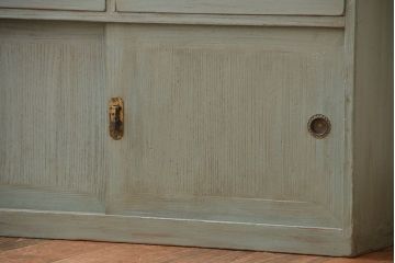 アンティーク家具　アンティークペイント　かわいい引き戸収納棚付きチェスト